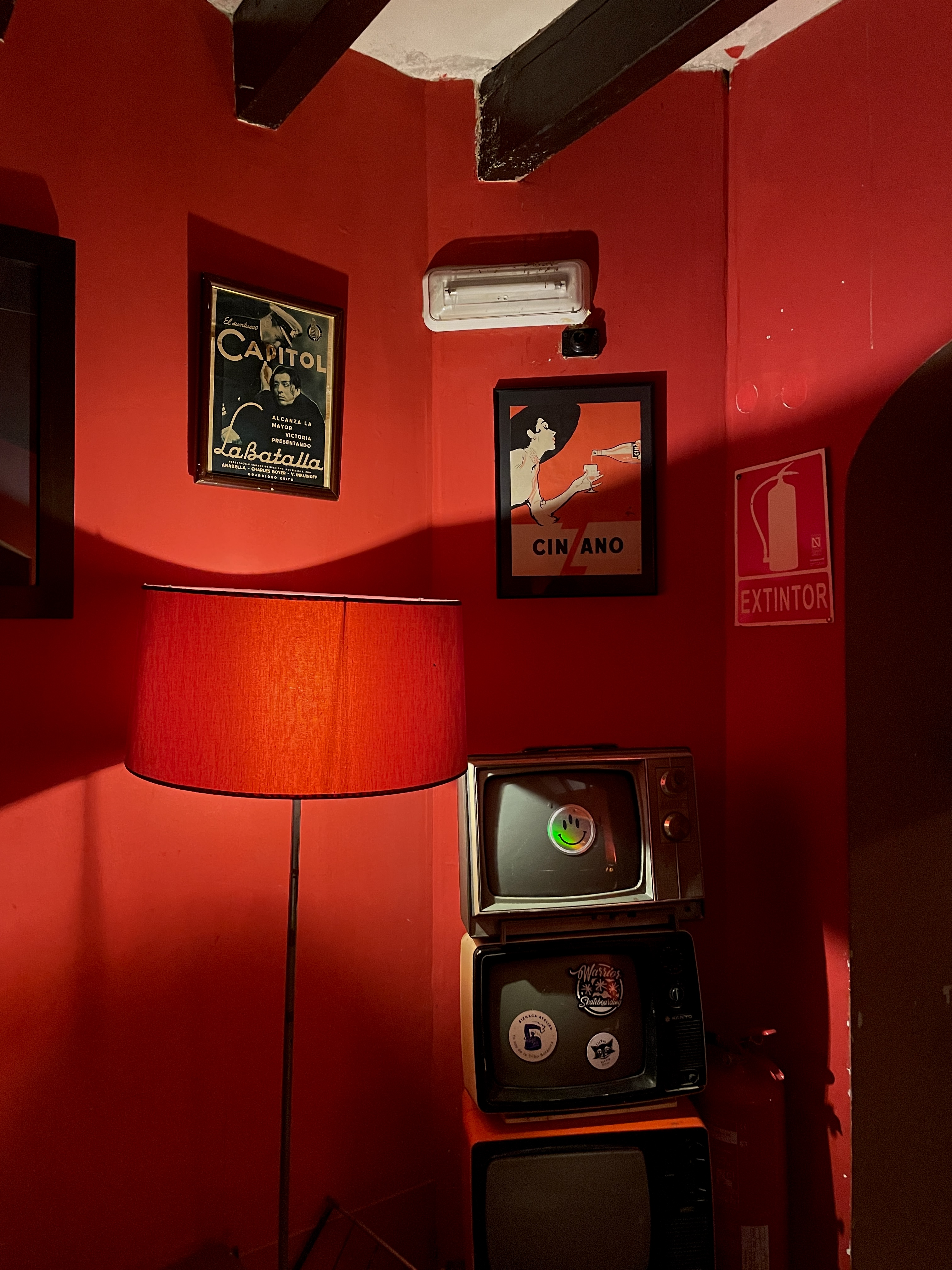 restaurant red decor